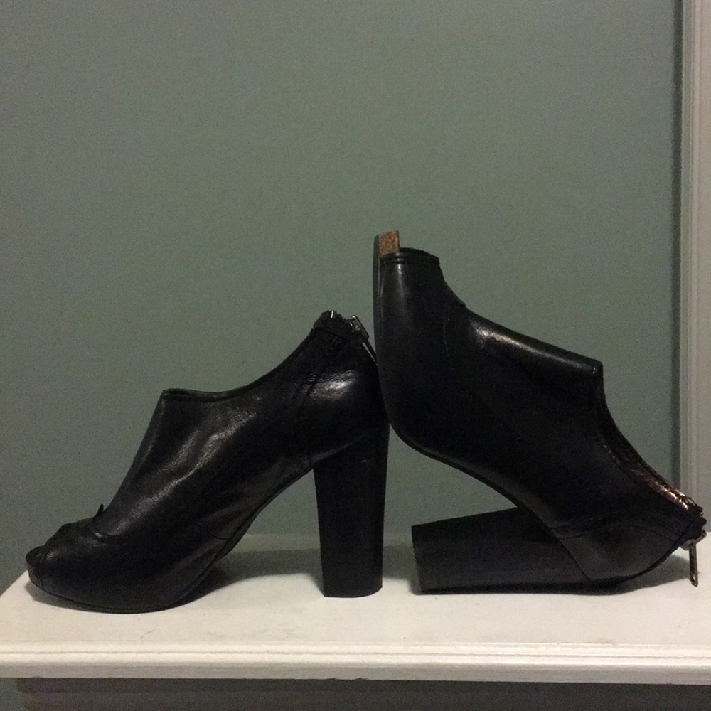 Black Leather Peep Boo Bottle - Picture 7 of 8